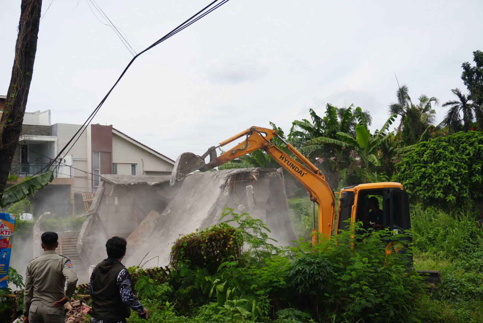  Pembongkaran Bangunan Liar Diatas Lahan PSU Puri Gading