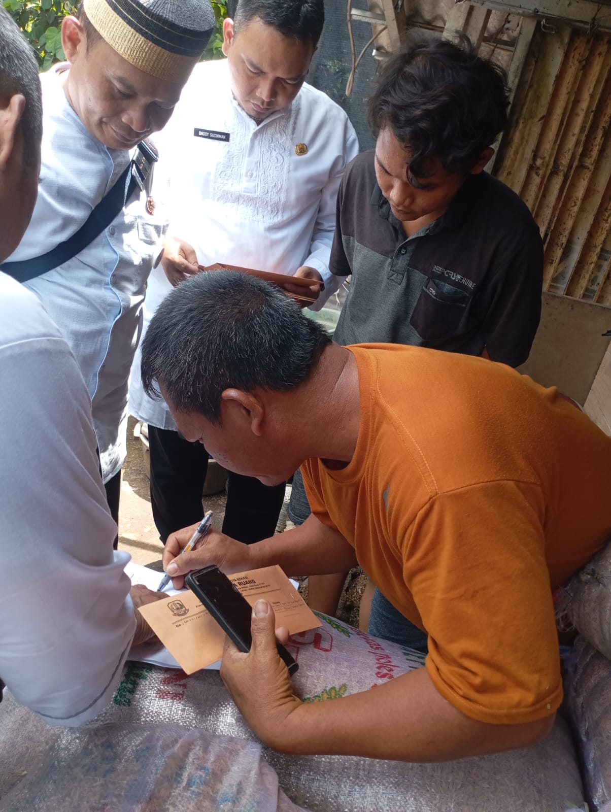 Pendistribusian SP 2 (Surat Peringatan 2) terkait bangunan liar di bawah menara